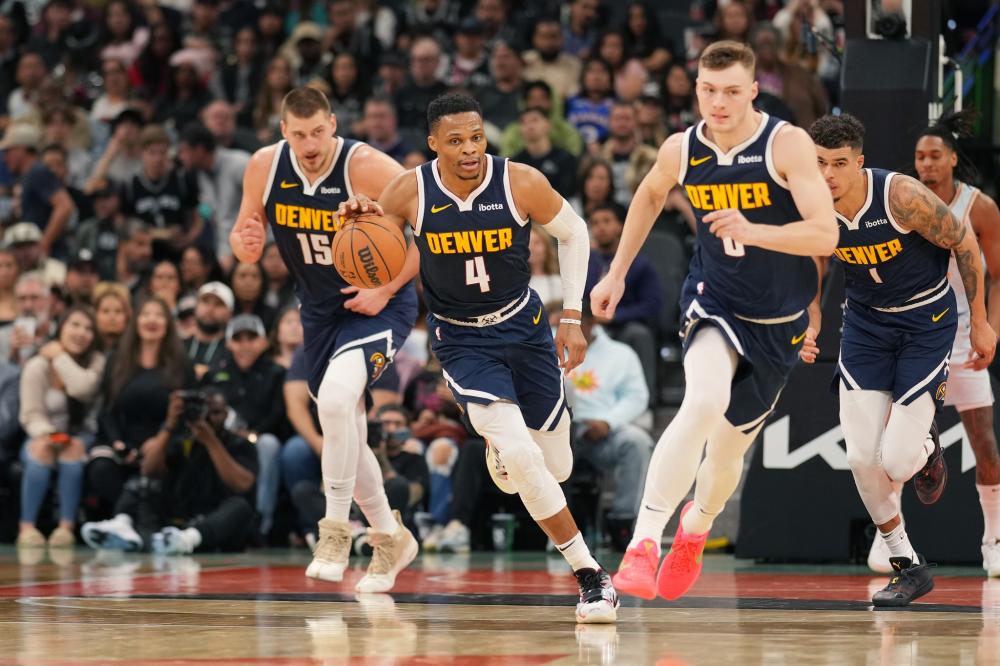 明了他的足 明了他的足